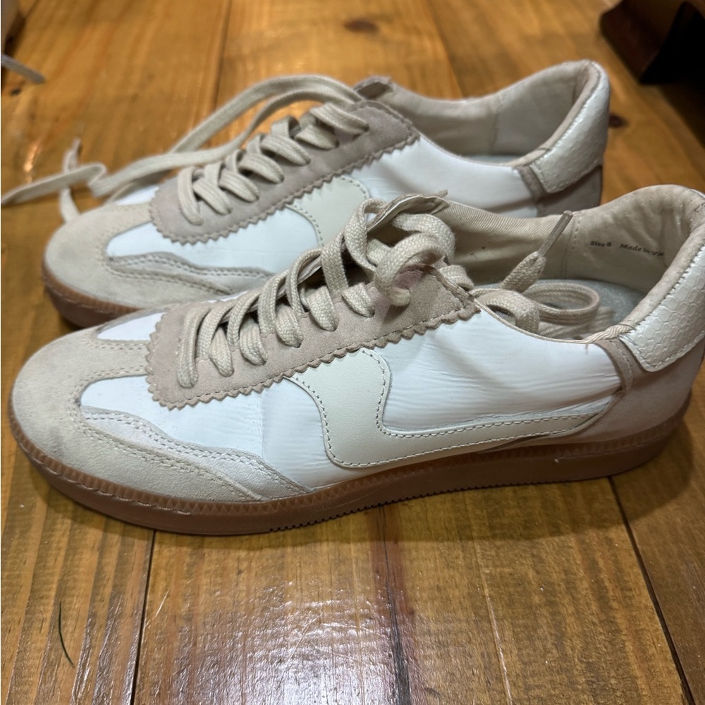 Dolce Vita Sneakers in White and Beige
